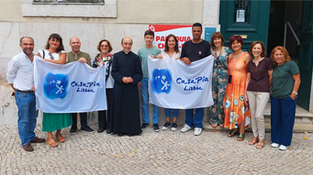 Trabalhadores da Casa Pia de Lisboa, com bandeiras, com o Cónego de Nossa Senhora de Belém