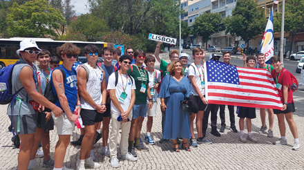 Presidente do Conselho Diretivo e trabalhadores da Casa Pia de Lisboa com peregrinos dos Estados Unidos da América.