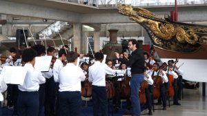 Cerimónia de abertura do ano letivo no museu de marinha - violinos