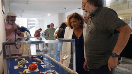 Presidente do Conselho Diretivo da Casa Pia de Lisboa Fátima Matos observa a exposição acompanhada