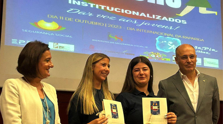 Sandra Veiga e as alunas premidas de do Curso Técnico/a de Comunicação - Marketing, Relações Públicas e Publicidade
