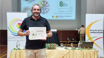 Manuel Ventura, diretor do Centro de Educação e Desenvolvimento D. Maria Pia da Casa Pia de Lisboa recebe o certificado de Escola Saudável.