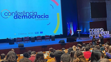 Plateia com vista para o palco no encontro Marcelo Rebelo de Sousa na conferência Democracia: Juventude em Ação