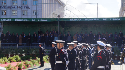Foto geral da cerimónia com tribuna e militares