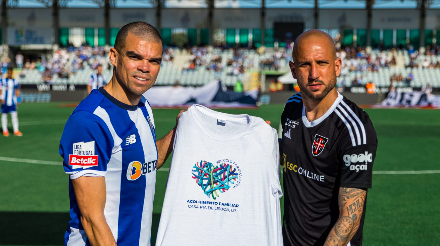 Capitães de equipa do FC Porto e do Casa Pia AC seguram a t-shirt “Ser colo por uma Causa”