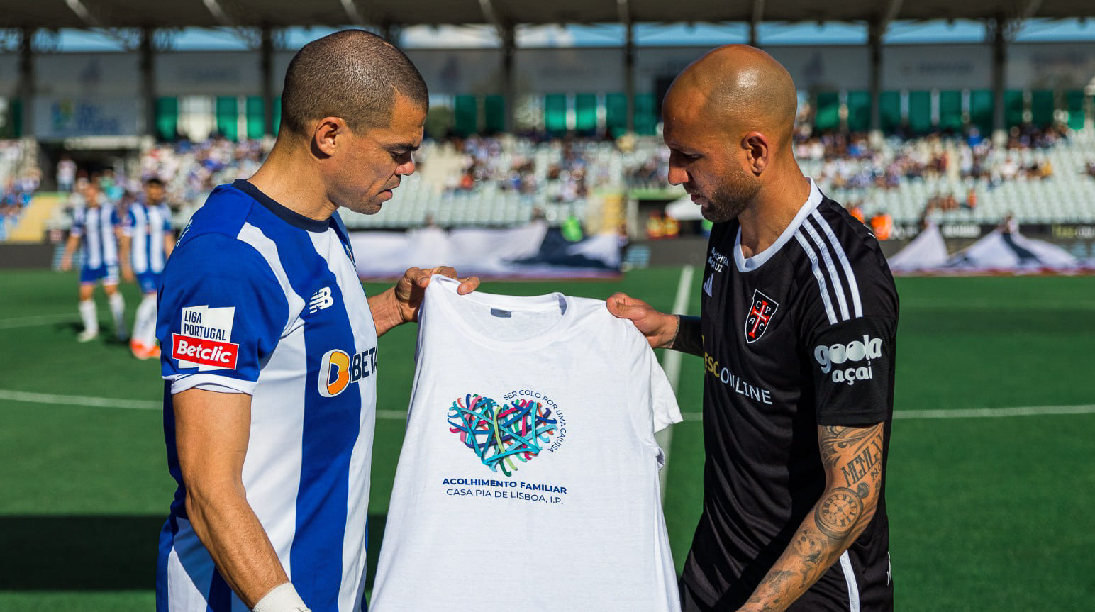 Capitães de quipá do FC Porto e do Casa Pia AC olham para a t-shirt “Ser colo por uma Causa”