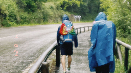 Alunos peregrinos a caminharem à chuva