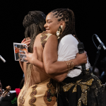 Selma Uamusse e Claúdia Semedo abraçam-se no palco