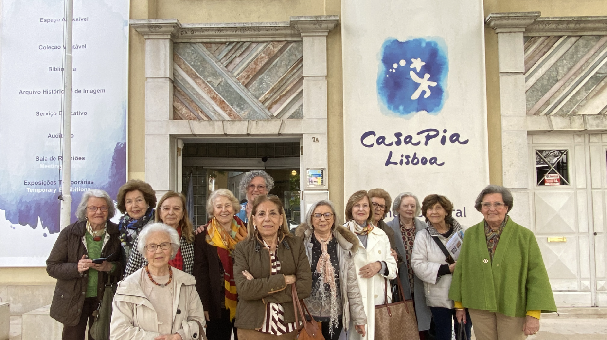 Grupo do Lyceum Clube na entrada do Centro Cultural Casapiano