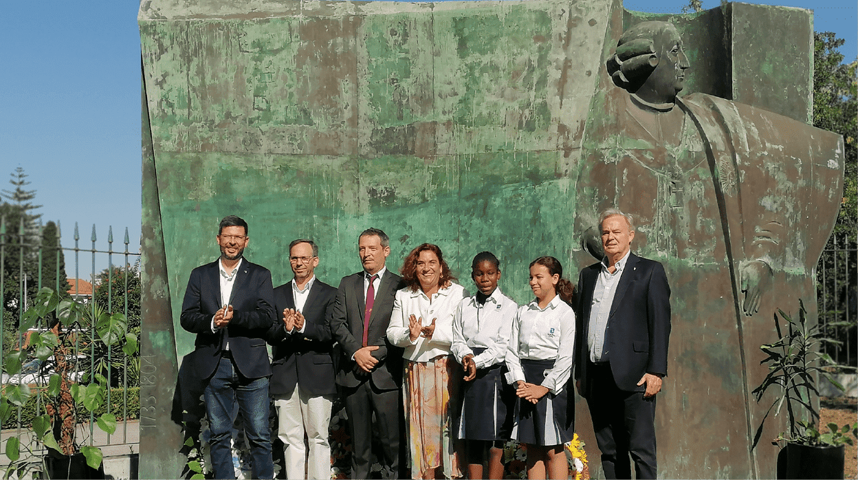 7 pessoas à frente da estátua de Pina Manique. Presidente Casa Pia de Lisboa, duas alunas e representantes de instituições casapianas
