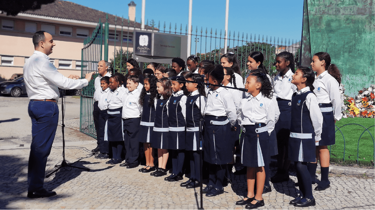 Coro da Casa Pia de Lisboa a cantar o hino da instituição.