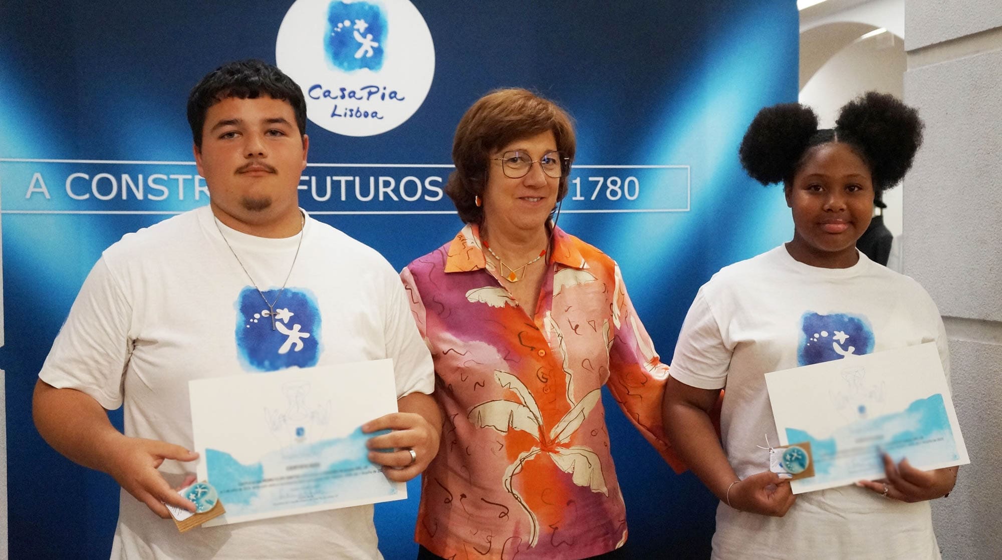 Diretora executiva, Isabel Sá e educandos, membros do Conselho de Jovens da Casa Pia de Lisboa, do CED Nuno Álvares Pereira na entrega de diplomas.