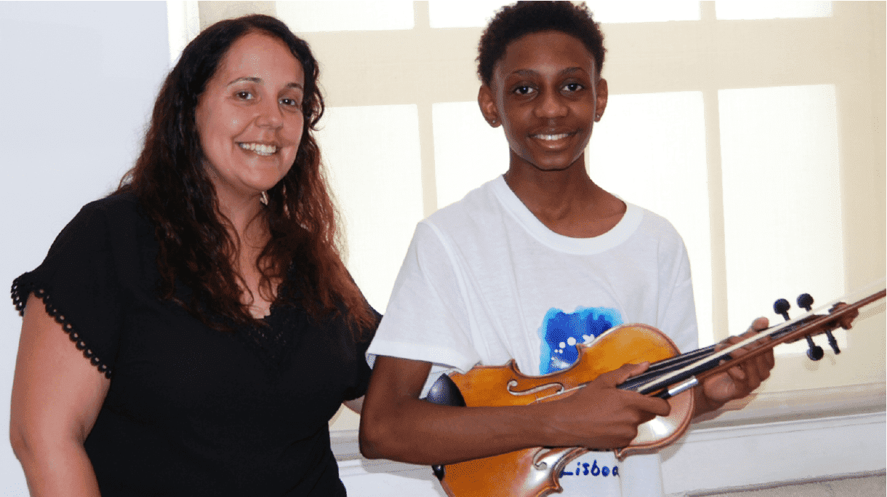 Professora Adelaide Reis e aluno com violino