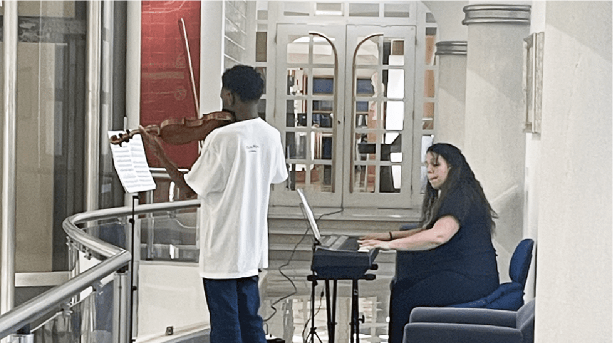 Atuação da professora Adelaide Reis no piano e aluno no violino