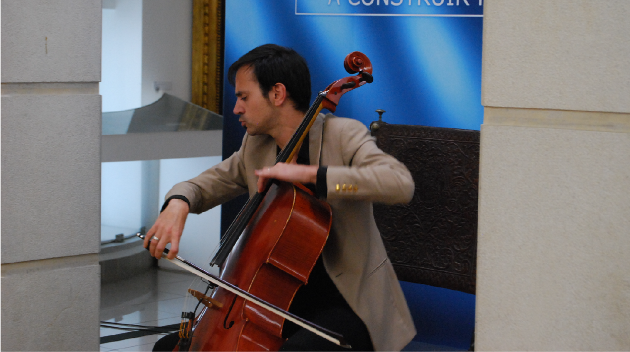 Momento Musical com o professor de música, Válter Freitas, a tocar Violoncelo no Centro Cultural Casapiano.