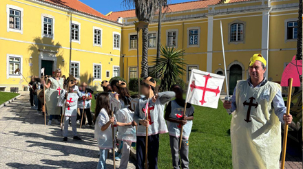 crianças a recriarem um momento medieval