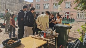 alunos reuniddos em torno de lixo