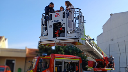 Pessoas dentro de uma plataforma de bombeiros