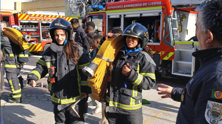 Educandos vestidos de bombeiros