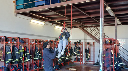 Educando suspenso no quartel de bombeiros