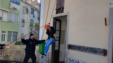 Educando suspenso no exterior de uma casa