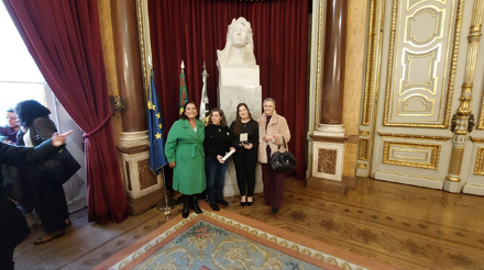 Quatro pessoas à frente do busto da República