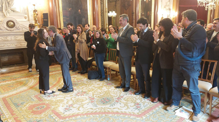 Plateia aplaude entrega da medalha