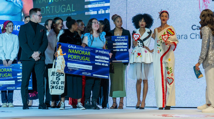 Jovens da Casa Pia de Lisboa com cheque