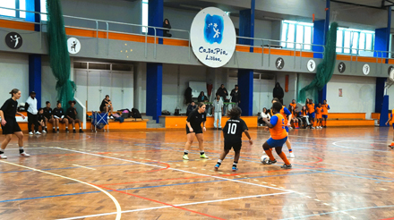 bancadas com jovens a assistir ao jogo de futsal