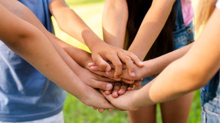 Mãos de crianças juntas