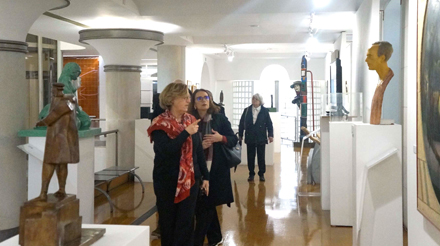 três pessoas a visitar núcleo museológico da casa pia de lisboa