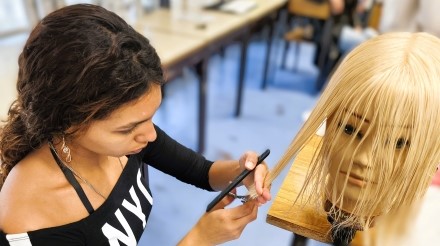 Os/as educandos/as do 2.º e 3.º ano do Curso Profissional de Cabeleireiro/a participaram, nos dias 7 e 8 de maio, numa ação de formação promovida pela L'Oréal, empresa mentora do Curso.