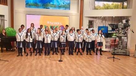 O Coro da Casa Pia de Lisboa (en)cantou, ao vivo e em direto, no programa A Nossa Tarde, da RTP, a mítica canção do Pirilampo Mágico de 1987.